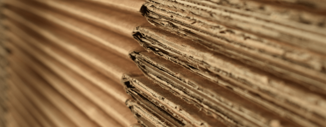 cartons empiles marron