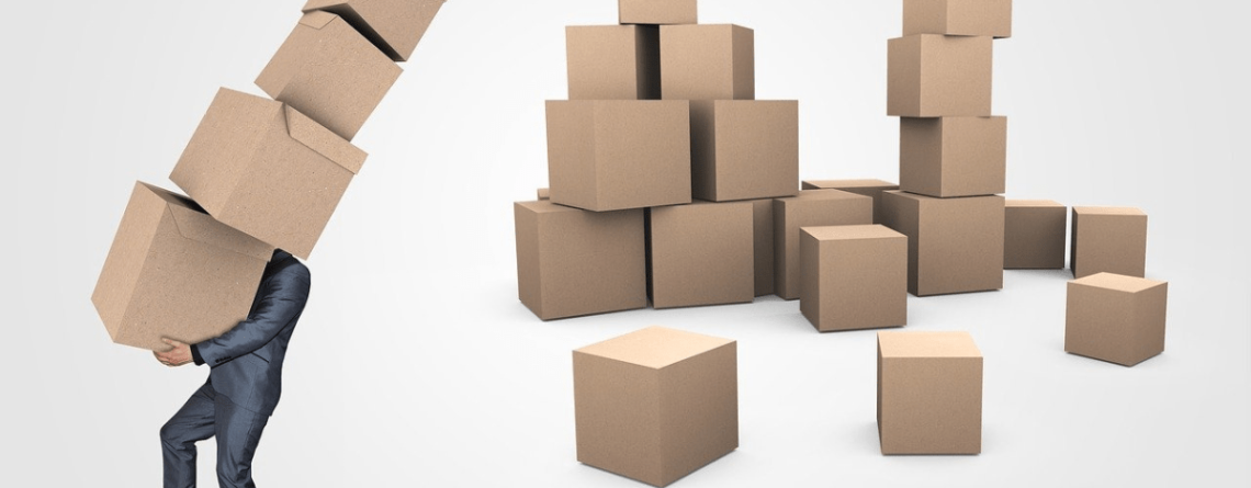 homme portant des cartons